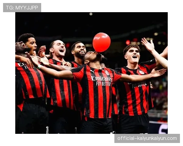 特写：圣西罗南看台，AC米兰球迷向同城死敌冠军致敬